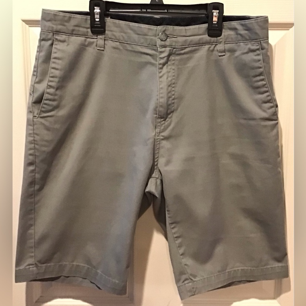 Volcom Corpo Class Chino Gray Shorts Men’s Size 33 Logo Button Preppy Spring